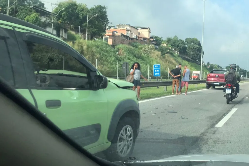 Imagem ilustrativa da imagem Acidente interdita trecho da BR-101 e complica trânsito em São Gonçalo