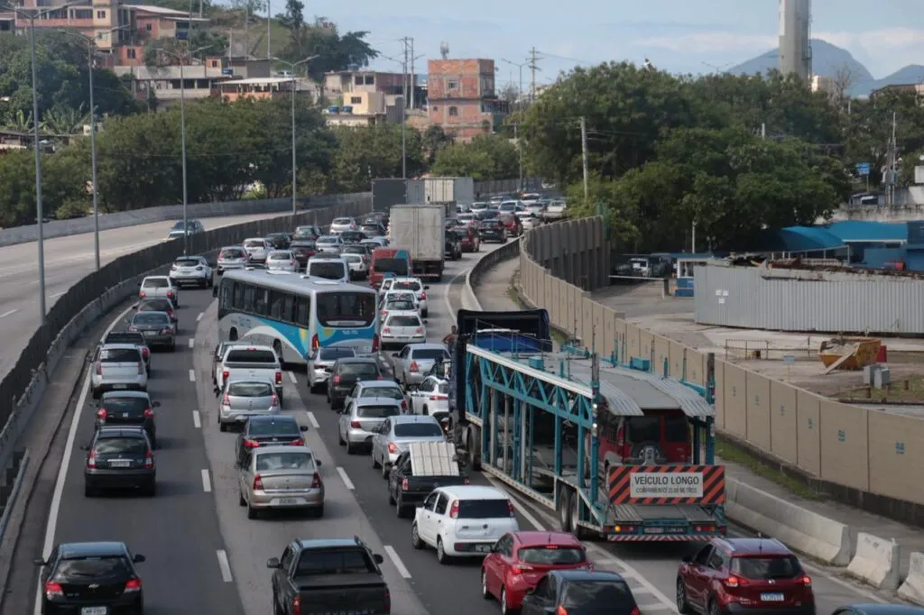 Imagem ilustrativa da imagem Carreta tomba na Avenida do Contorno e complica trânsito