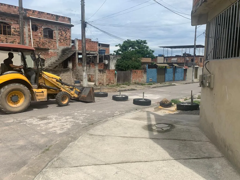 Imagem ilustrativa da imagem Força-tarefa retira barricadas do Jardim Catarina, em São Gonçalo