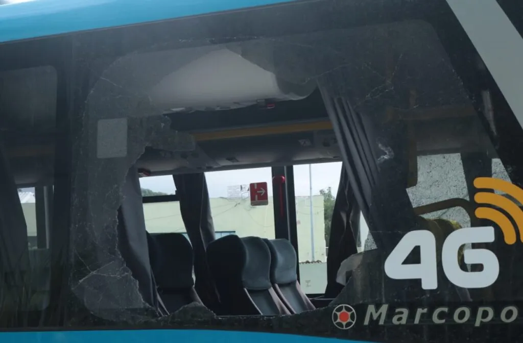Imagem ilustrativa da imagem Assalto a ônibus termina com idosa morta e baleados em SG