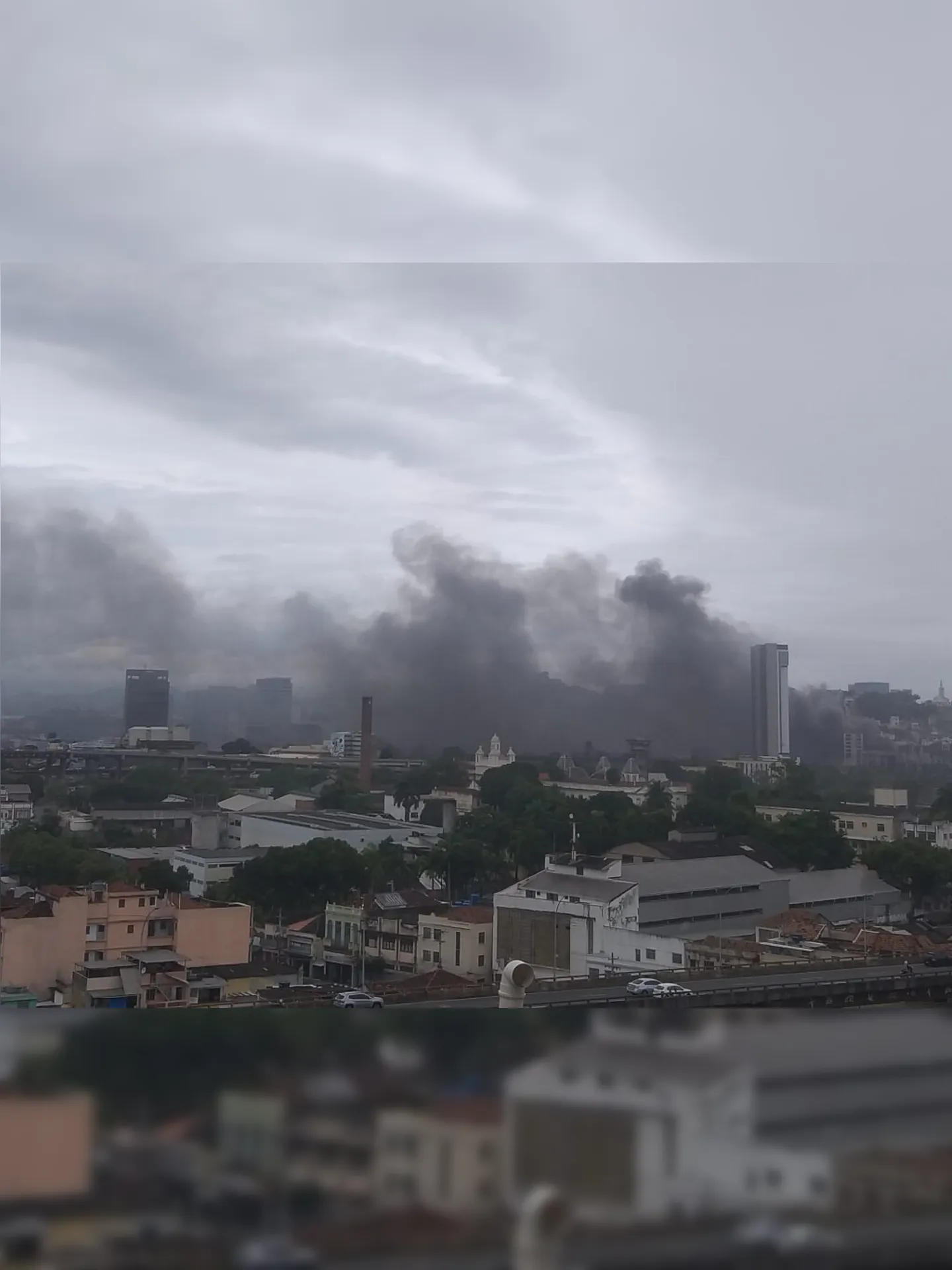 Imagem ilustrativa da imagem Incêndio atinge imóvel na Zona Portuária do Rio