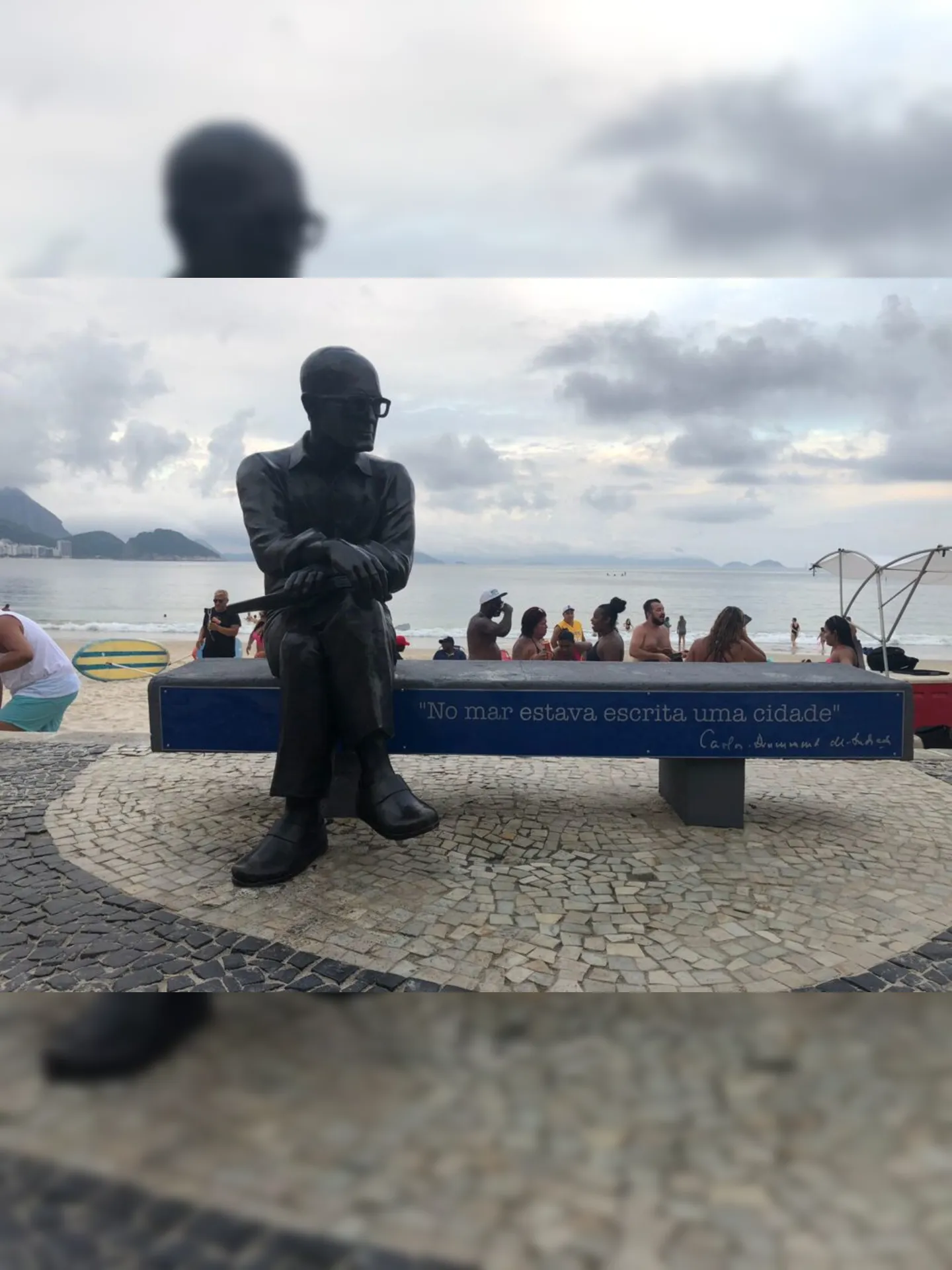 Imagem ilustrativa da imagem Estátua de Carlos Drummond de Andrade é revitalizada em Copacabana