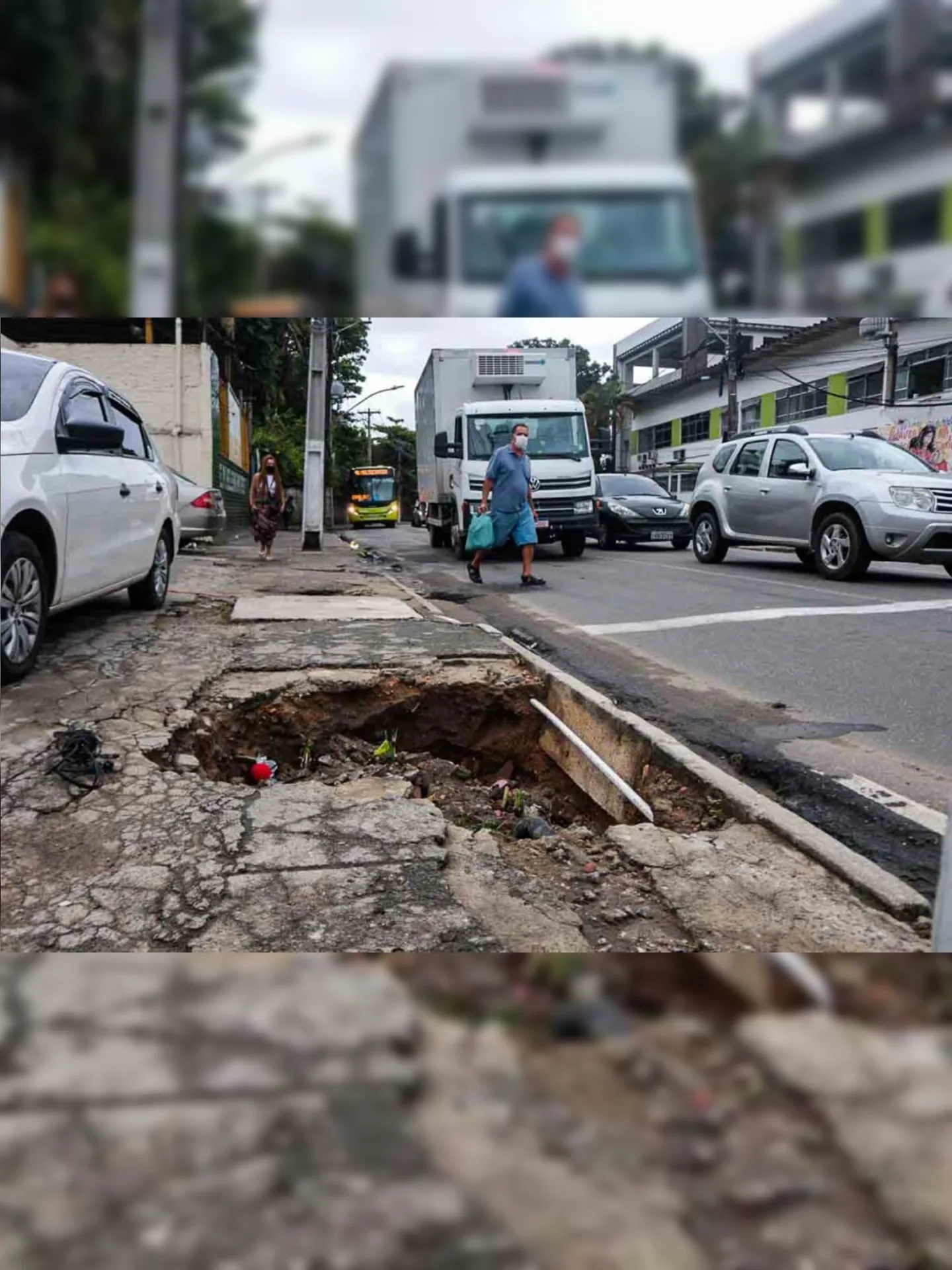 Imagem ilustrativa da imagem Bobeou, caiu! Cratera na Zona Sul de Niterói é risco para pedestres