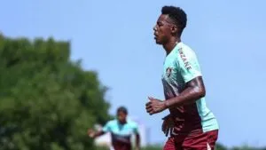 Imagem ilustrativa da imagem Criticado, volante Wellington renova contrato com o Fluminense