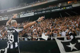 Imagem ilustrativa da imagem Botafogo tem reunião 'muito boa' por Rafael Navarro e sonha com permanência