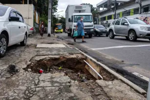 Imagem ilustrativa da imagem Bobeou, caiu! Cratera na Zona Sul de Niterói é risco para pedestres