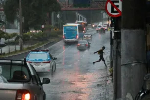 Imagem ilustrativa da imagem Niterói entra em estágio de atenção por conta de forte chuva