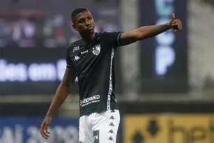 Imagem ilustrativa da imagem Corinthians quer Kanu e pode ceder jogador; zagueiro não quer renovar com o Botafogo