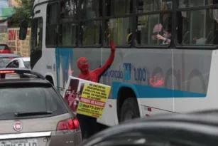 Imagem ilustrativa da imagem Quem é o Homem-Aranha de SG que luta por emprego?