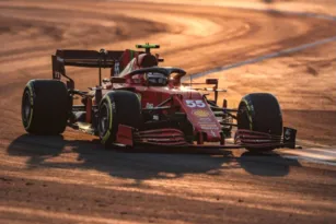 Imagem ilustrativa da imagem Lewis Hamilton é ultrapassado na reta final do último treino livre do GP de Jeddah