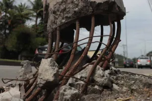 Imagem ilustrativa da imagem Moradores temem acidente e pedem socorro a poste em Maria Paula, Niterói