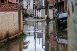 Imagem ilustrativa da imagem Chuva forte castiga ruas da Região Oceânica de Niterói