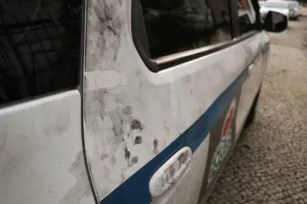 Imagem ilustrativa da imagem Carro de taxista morto em SG passa por perícia em Niterói