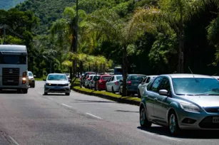 Imagem ilustrativa da imagem Sol, calor e paciência nos acessos às praias de Niterói neste domingo