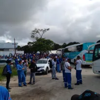 Imagem ilustrativa da imagem Funcionários terceirizados fazem protesto na porta do Comperj, em Itaboraí