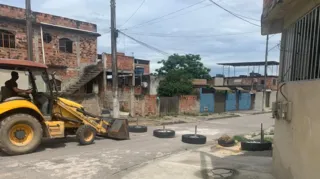 Imagem ilustrativa da imagem Força-tarefa retira barricadas do Jardim Catarina, em São Gonçalo