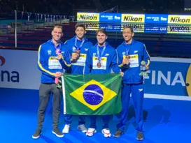 Imagem ilustrativa da imagem Brasil fatura primeira medalha no Mundial de Natação em Dubai