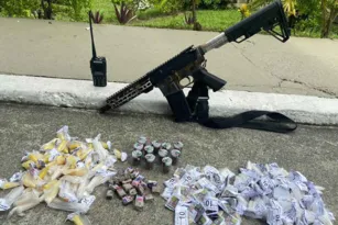 Imagem ilustrativa da imagem Trio armado com fuzil leva a pior contra a PM em São Gonçalo