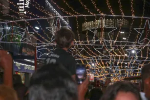 Imagem ilustrativa da imagem Luzes de Natal iluminam caminhos de Alcântara, em SG