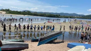 Imagem ilustrativa da imagem Lagoa de Itaipu, em Niterói, é abraçada contra invasão
