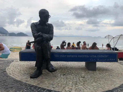 Imagem ilustrativa da imagem Estátua de Carlos Drummond de Andrade é revitalizada em Copacabana