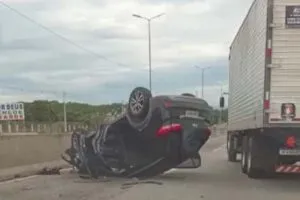 Imagem ilustrativa da imagem Carro capota e motorista sai ilesa na BR-101 em São Gonçalo