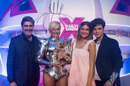 Imagem ilustrativa da imagem Rainha Xuxa abre premiação com performance icônica descendo de nave