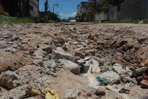 Rua Antonio Carlos com buracos.