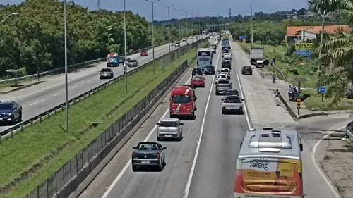 Imagem ilustrativa da imagem Motoristas enfrentam trânsito lento na saída para o feriado