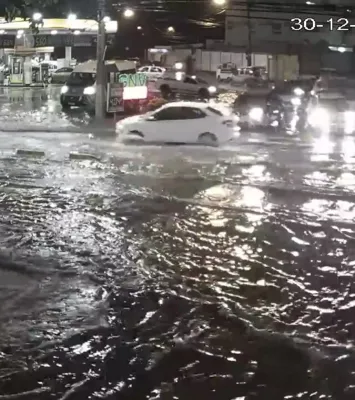 Imagem ilustrativa da imagem Chuva chega a Niterói e cheias podem reforçar o réveillon em casa