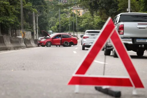 Imagem ilustrativa da imagem Roda se solta e carro fica atravessado na RJ-104, em Niterói