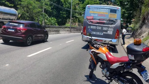 Imagem ilustrativa da imagem Trânsito fechado na RJ-104 provoca caos na Alameda, em Niterói