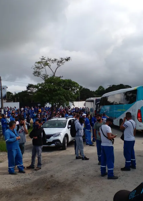 Imagem ilustrativa da imagem Funcionários terceirizados fazem protesto na porta do Comperj, em Itaboraí