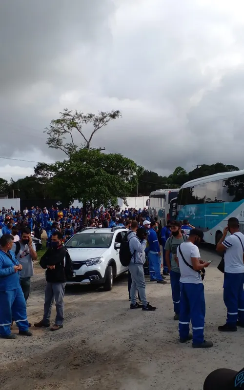 Imagem ilustrativa da imagem Funcionários terceirizados fazem protesto na porta do Comperj, em Itaboraí