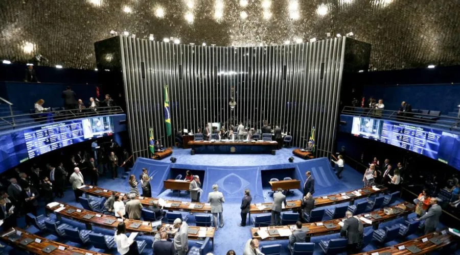 Brasília - O Plenário do Senado  examina a PEC 159/2015, que permite o uso de dinheiro depositado na Justiça para pagar dívidas públicas (Wilson Dias/Agência Brasil)