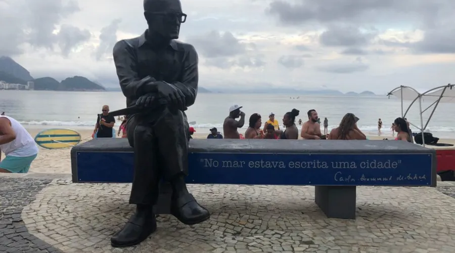 Imagem ilustrativa da imagem Estátua de Carlos Drummond de Andrade é revitalizada em Copacabana