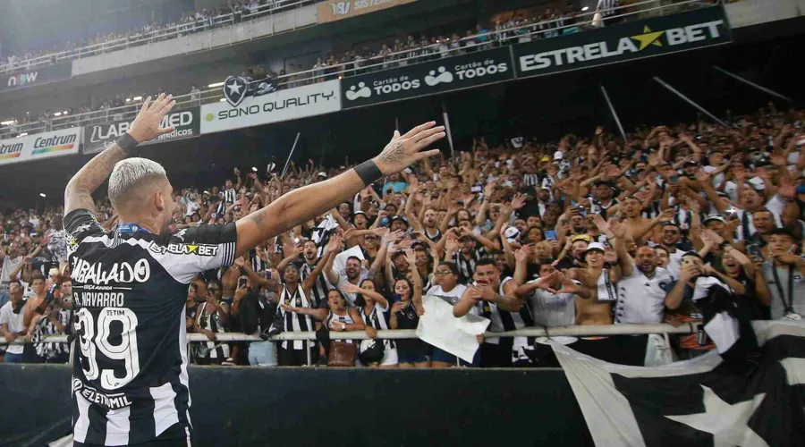 Imagem ilustrativa da imagem Botafogo tem reunião 'muito boa' por Rafael Navarro e sonha com permanência