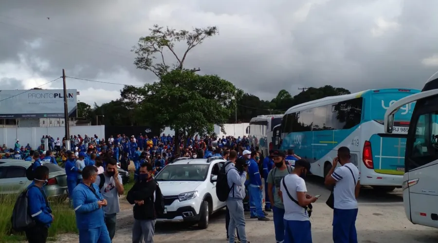 Imagem ilustrativa da imagem Funcionários terceirizados fazem protesto na porta do Comperj, em Itaboraí