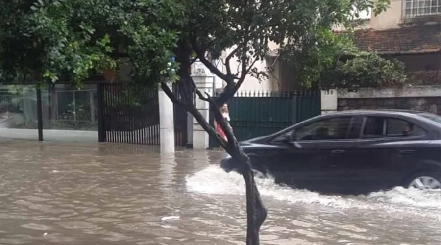 Imagem ilustrativa da imagem Chuva forte provoca alagamentos em bairros de Niterói