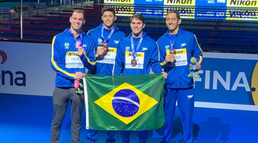 Imagem ilustrativa da imagem Brasil fatura primeira medalha no Mundial de Natação em Dubai