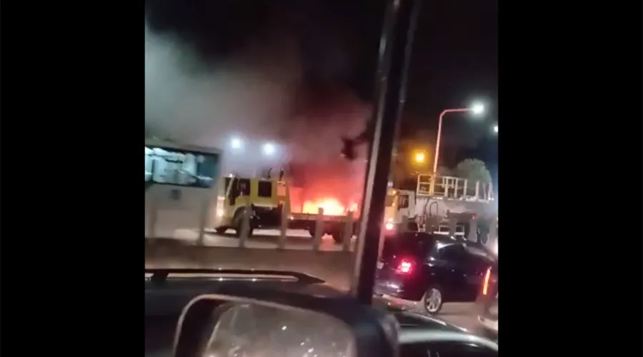 Imagem ilustrativa da imagem Veículo em chamas na Ponte-Rio Niterói e causa lentidão no trânsito