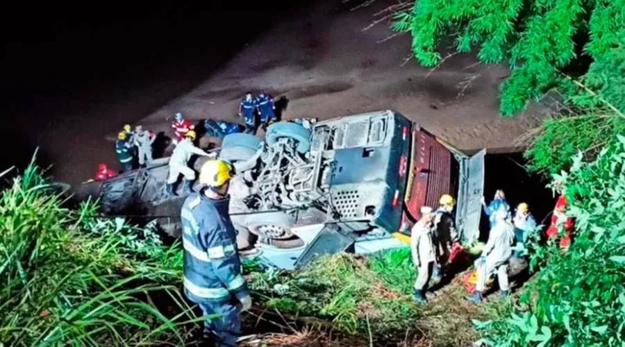 Imagem ilustrativa da imagem Acidente com ônibus deixa cinco mortos e 40 feridos em Goiás