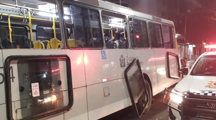 Imagem ilustrativa da imagem RJ: depredação de ônibus com mais de 60 pessoas na delegacia