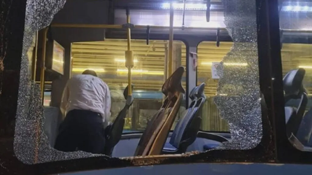 Imagem ilustrativa da imagem Motorista interrompe viagem do BRT após depredação