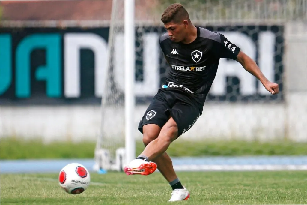 Imagem ilustrativa da imagem Botafogo anuncia chegada de aposta enquanto sonha com dois atacantes de peso para 2022