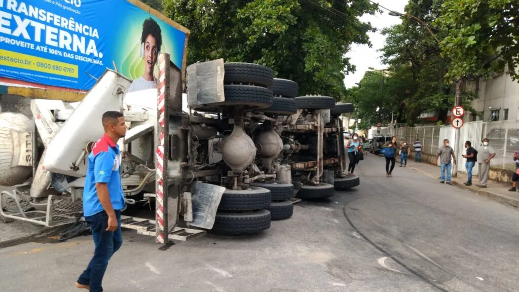 Imagem ilustrativa da imagem Caminhão perde freio e veículo tomba no Fonseca em Niterói