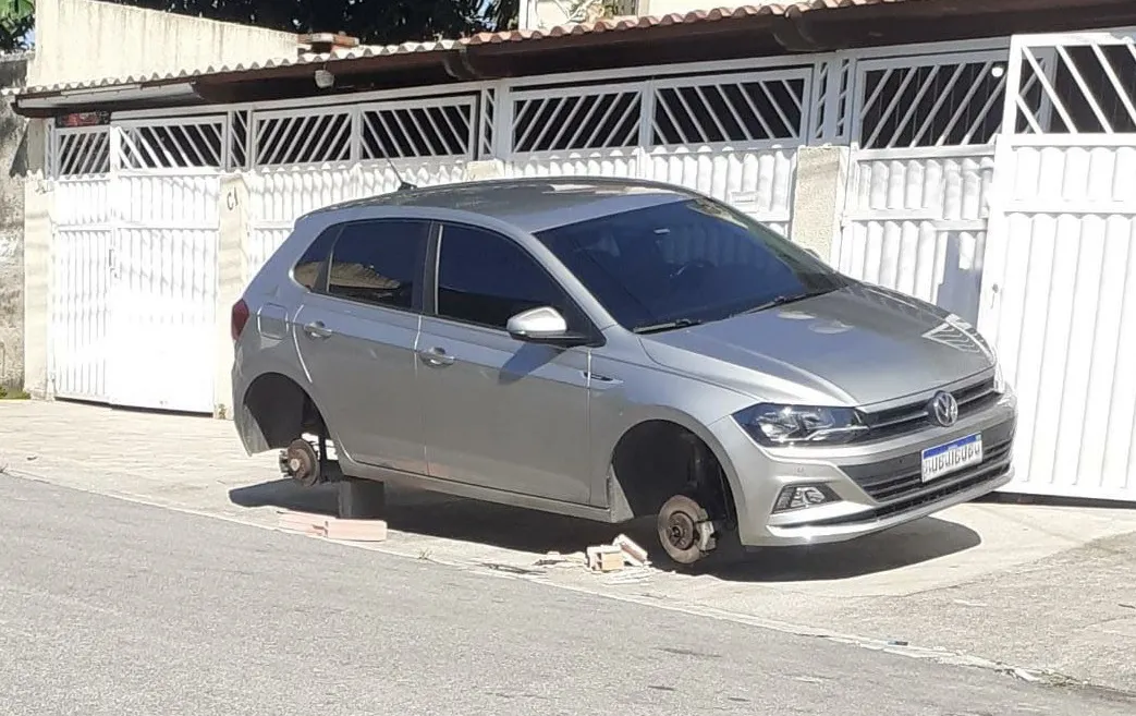 Imagem ilustrativa da imagem Criminosos não perdoam e deixam veículo sem rodas em São Gonçalo
