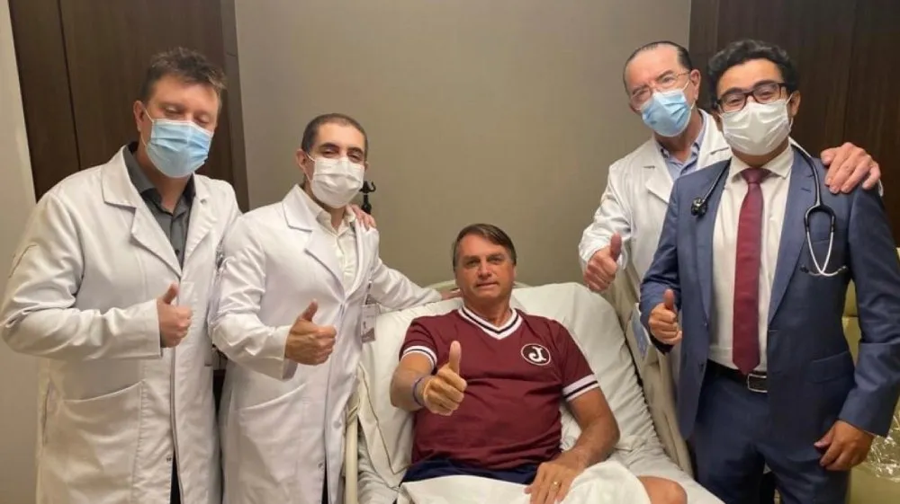 Imagem ilustrativa da imagem Bolsonaro publica foto da alta médica: 'obrigado a todos'