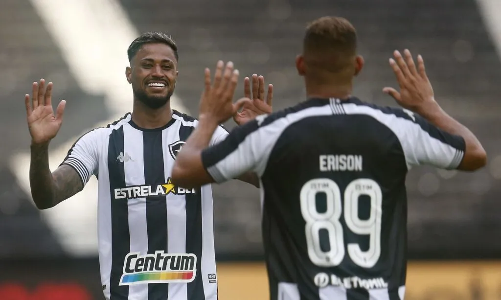 Imagem ilustrativa da imagem Botafogo derrota o Bangu por 2 a 0 e conquista  primeira vitória no Campeonato Carioca