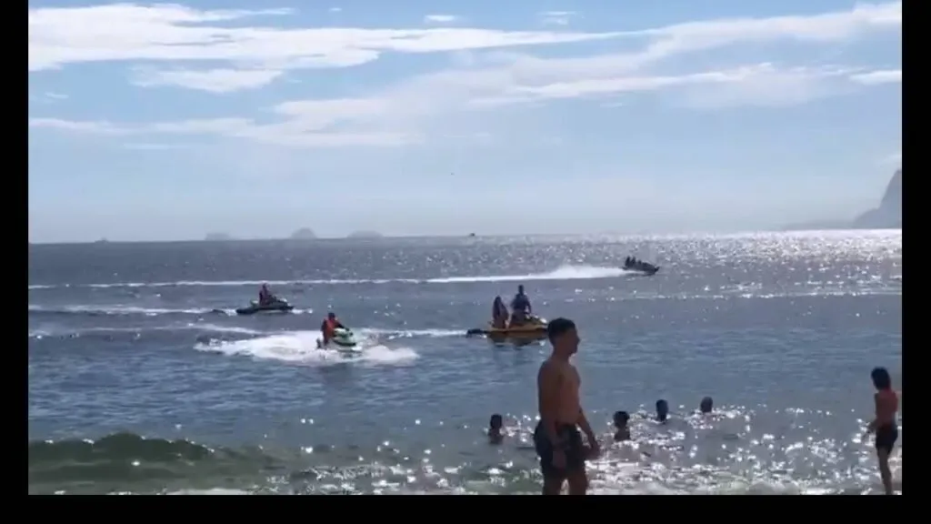 Imagem ilustrativa da imagem Banhistas flagram de motos aquáticas na praia de Camboinhas, em Niterói